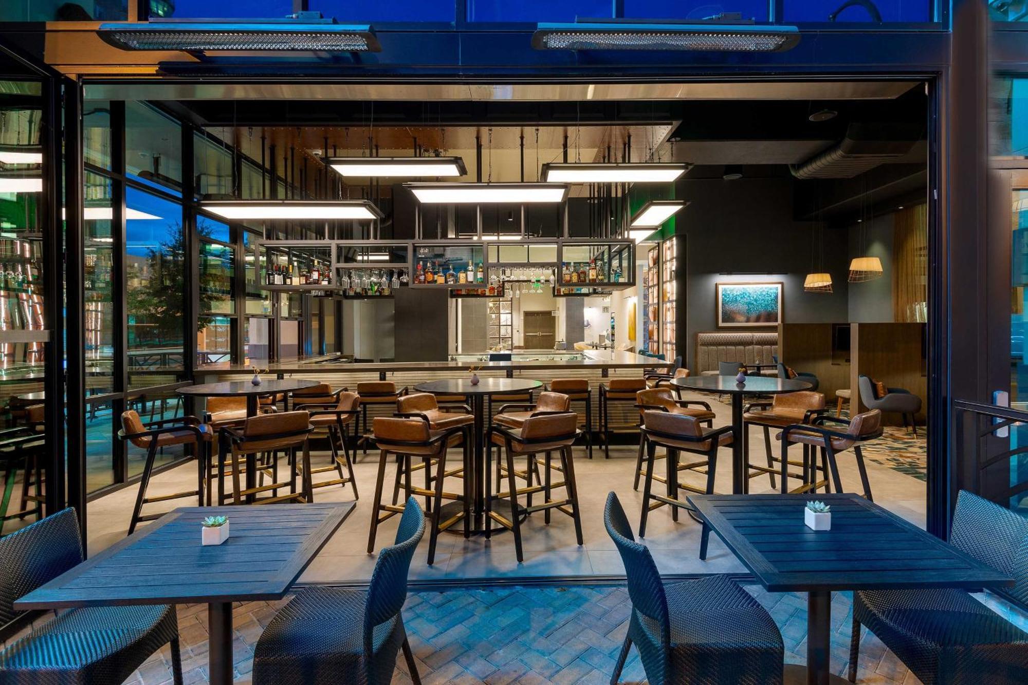 Отель Courtyard By Marriott Atlanta Midtown Экстерьер фото
