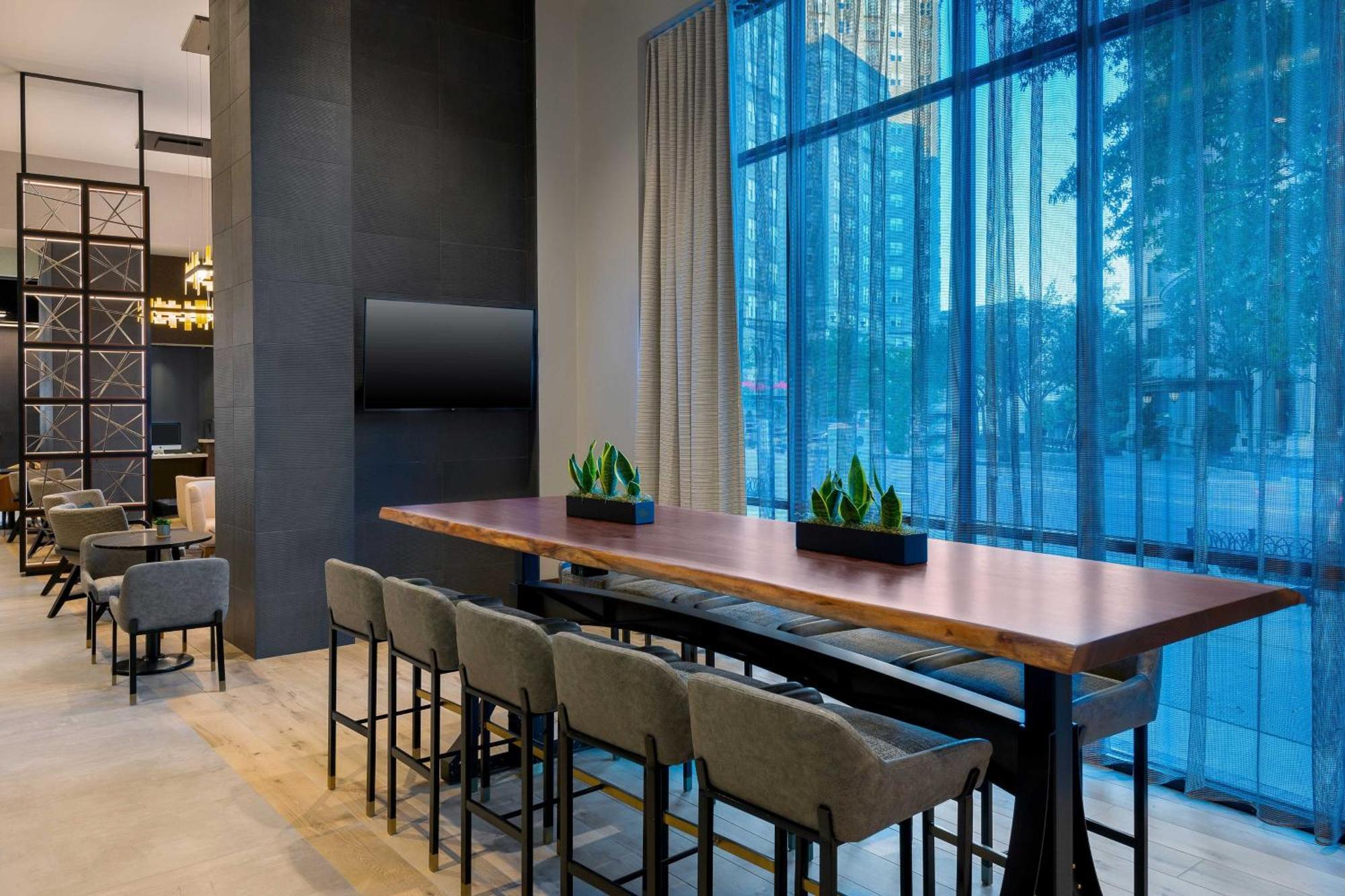 Отель Courtyard By Marriott Atlanta Midtown Экстерьер фото